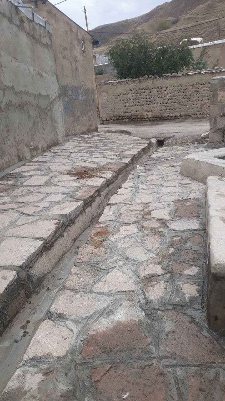 ادامه روند اجرای سنگ‌فرش در روستای لیلاب